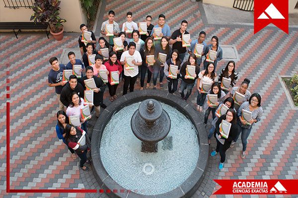 Estudiantes en las escaleras de APOL